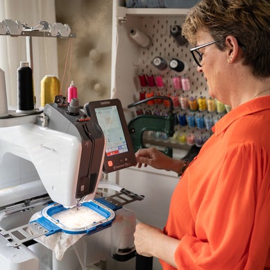 Sandra Creaties aan het werk achter de borduurmachine