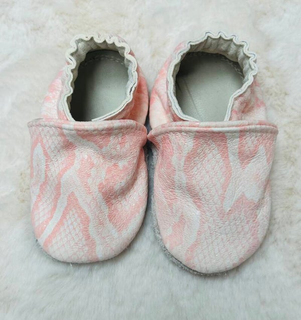 Babyslofje slangensprint in een prachtige roze tint