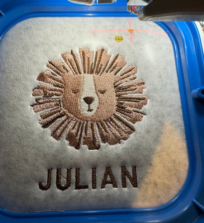 Handgemaakt babydekentje met naam Julian en leeuwtje, geborduurd naar geboortekaartje