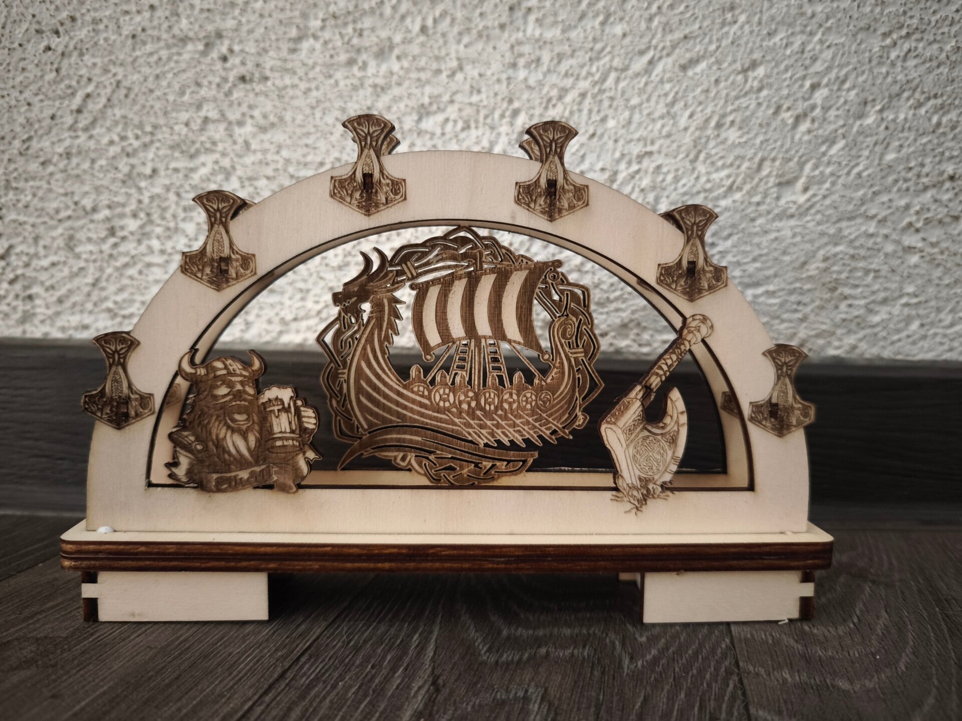 Drachenschiff mit Thors Hammer