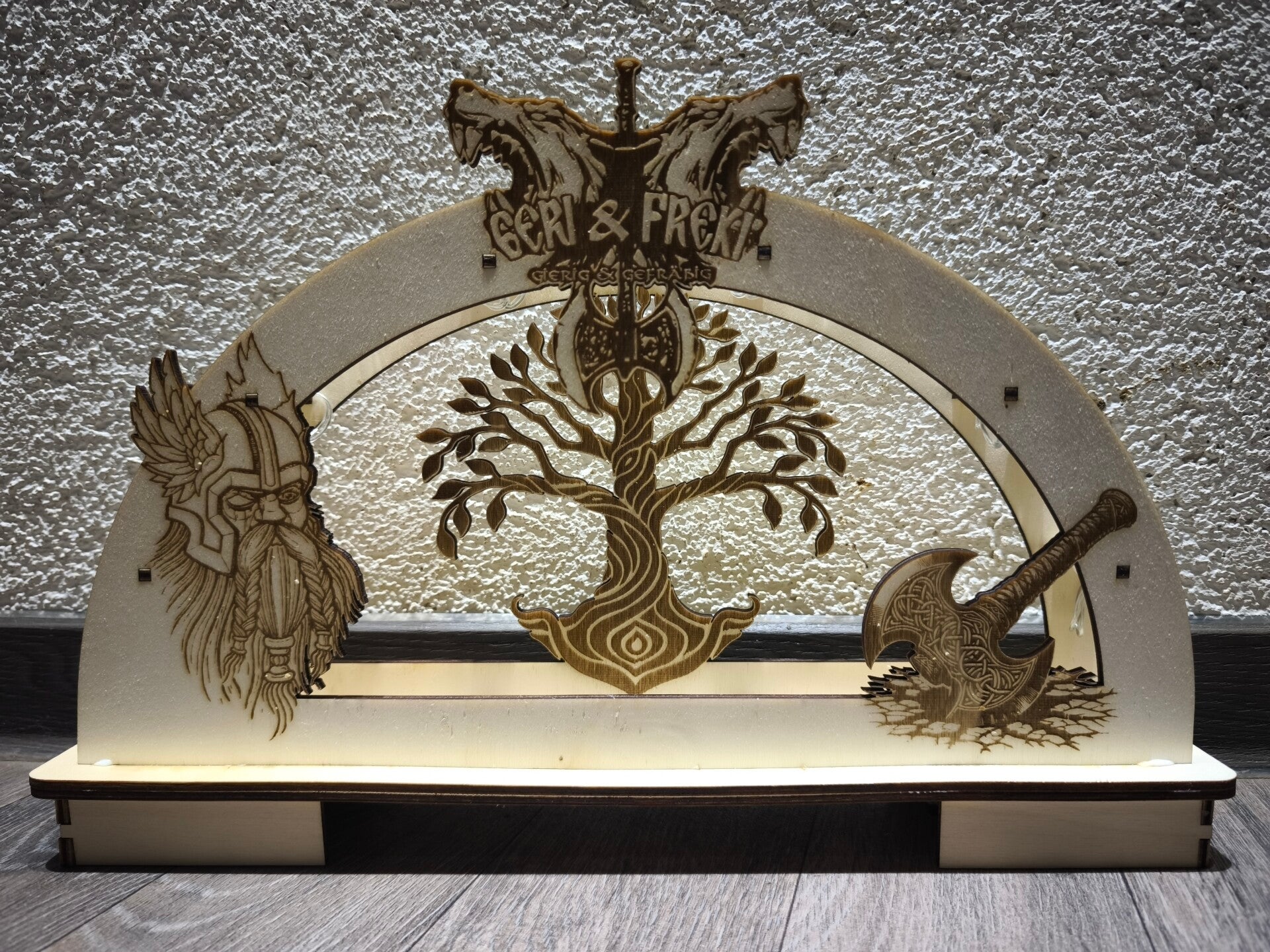 Yggdrasil mit Geri & Freki
