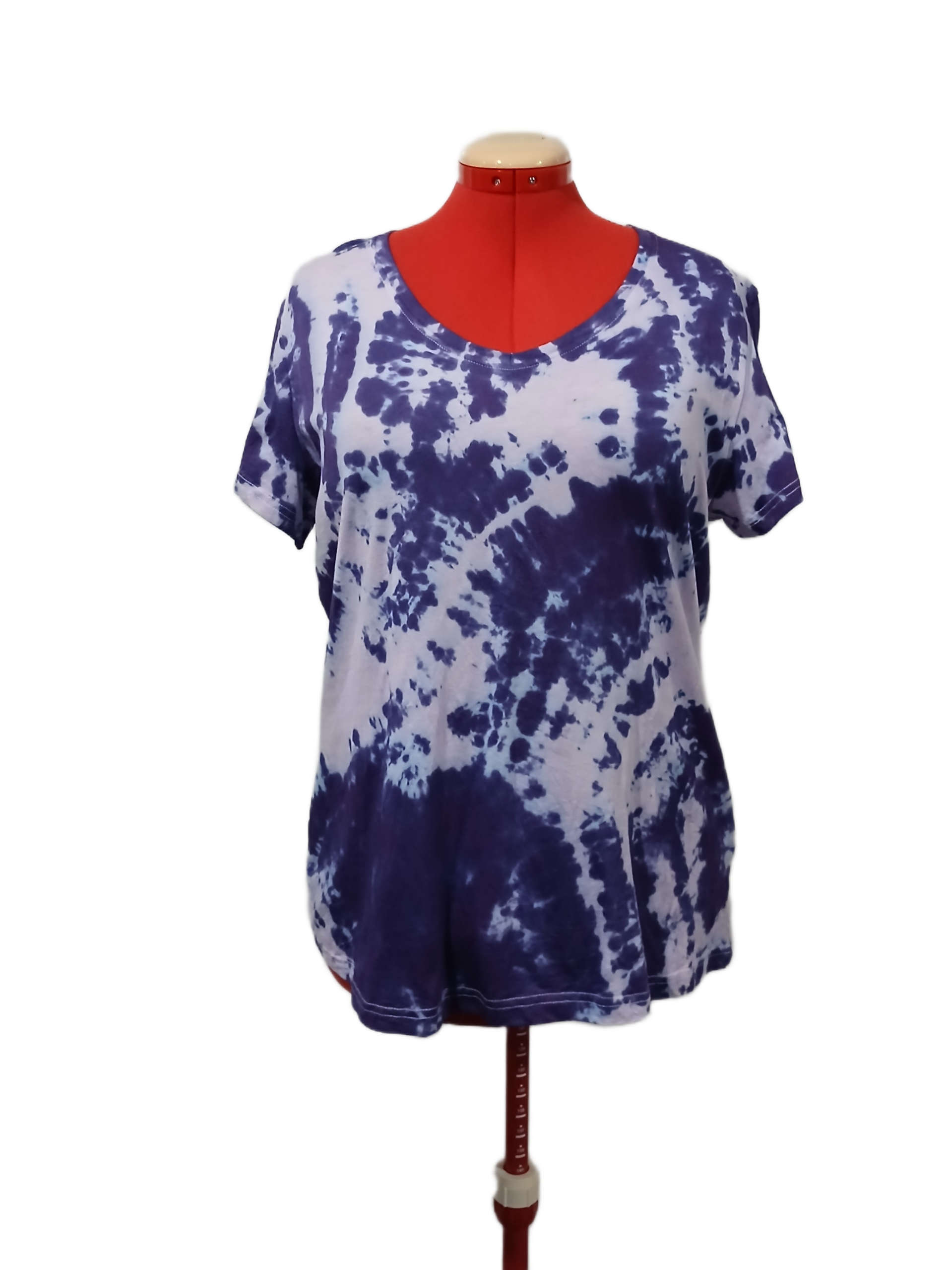 Tie Dye Med/lrg Tee.  V Neck