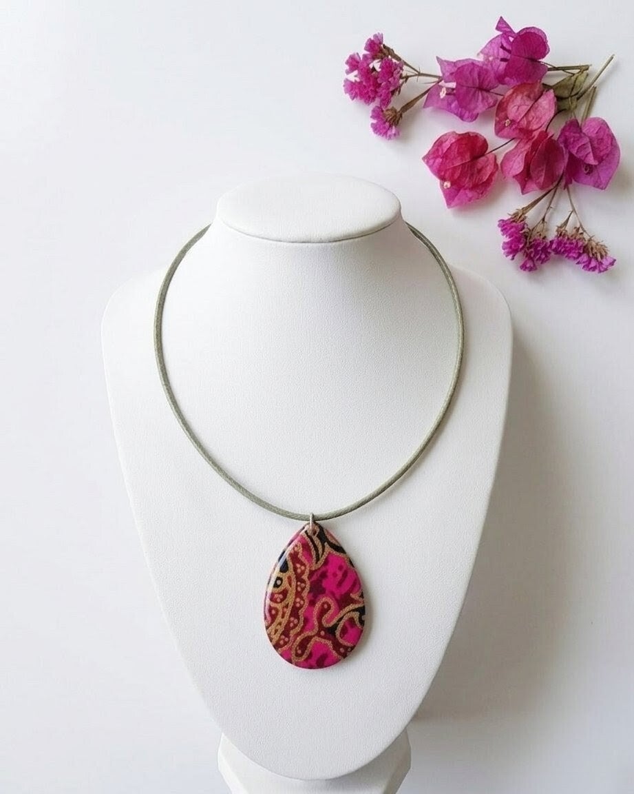 Collar TIRTA (Agua sagrada) Fucsia