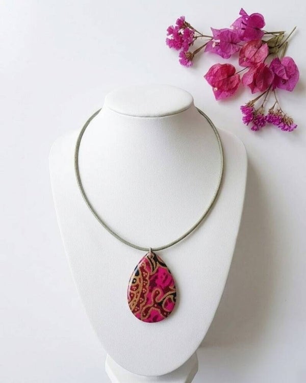 Collar TIRTA (Agua sagrada) Fucsia