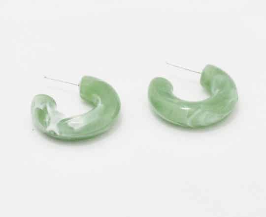 JUNI Resin ronde creool oorbellen - Groen