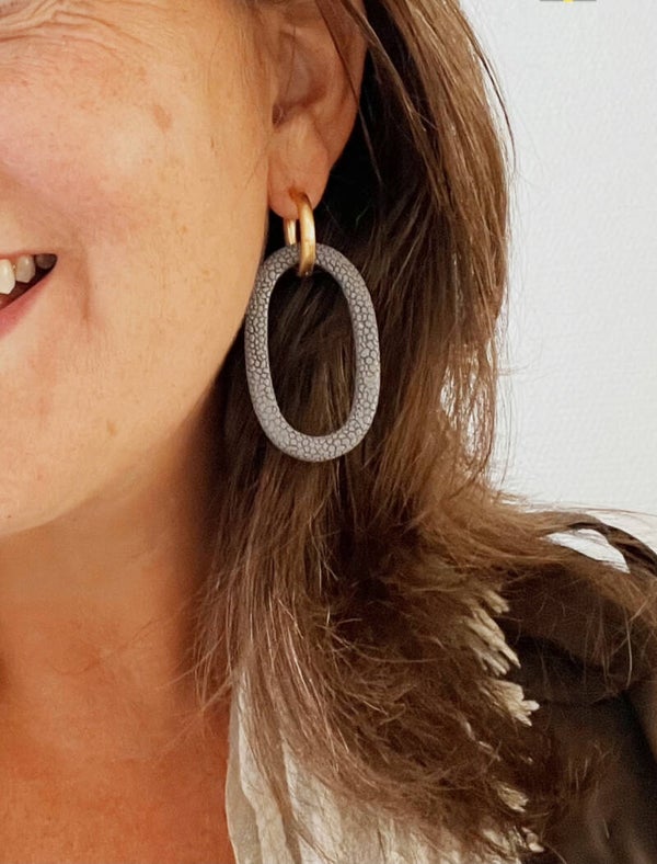 JUNI Snake creool oorbellen - Grijs