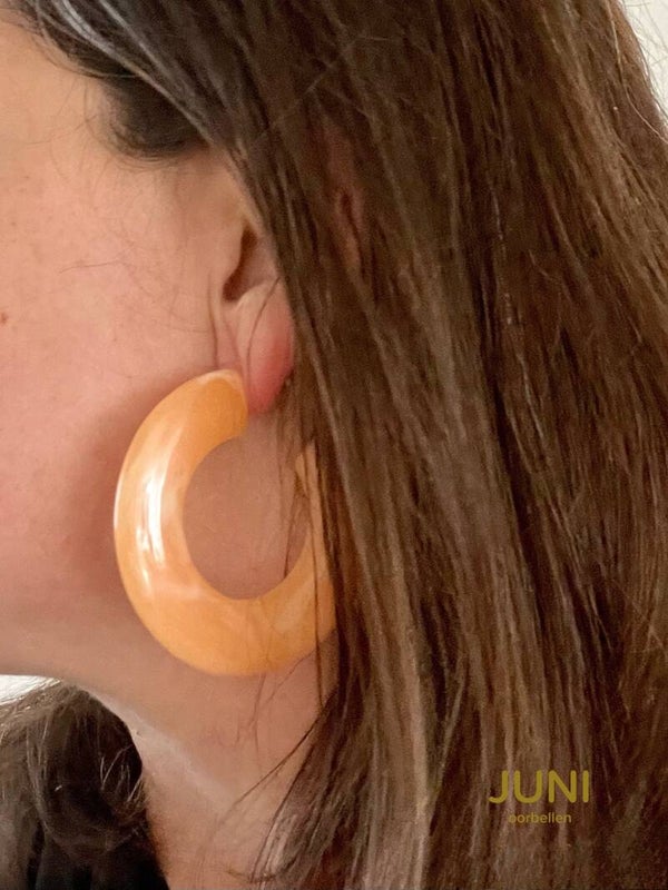 JUNI Resin grote ronde creool oorbellen - zalm / oranje