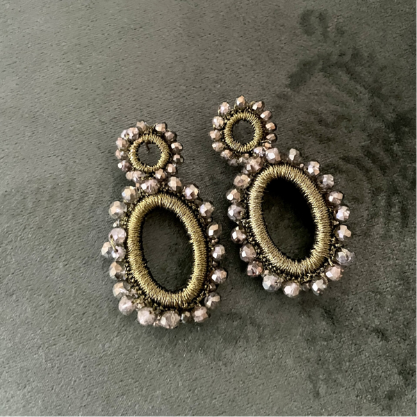 JUNI Crystal cirkel handgeweven oorstekers - groen