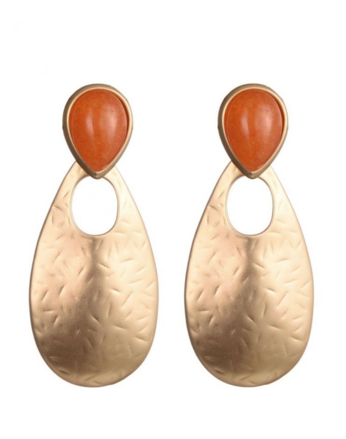 JUNI mat golden bewerkte oorbellen met oranje steen