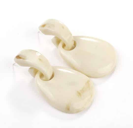 JUNI Acryl Resin Druppel dicht oorbellen - Crème