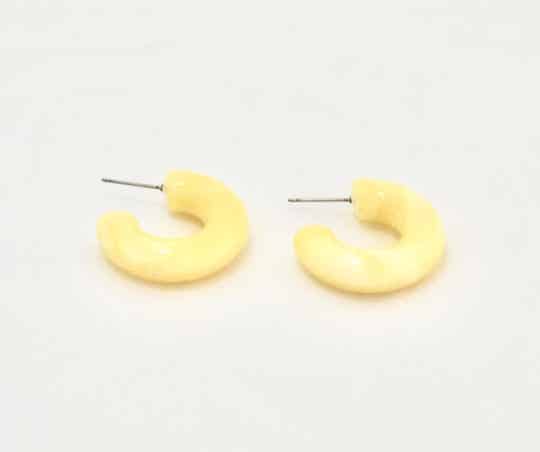 JUNI Resin ronde creool oorbellen - Geel