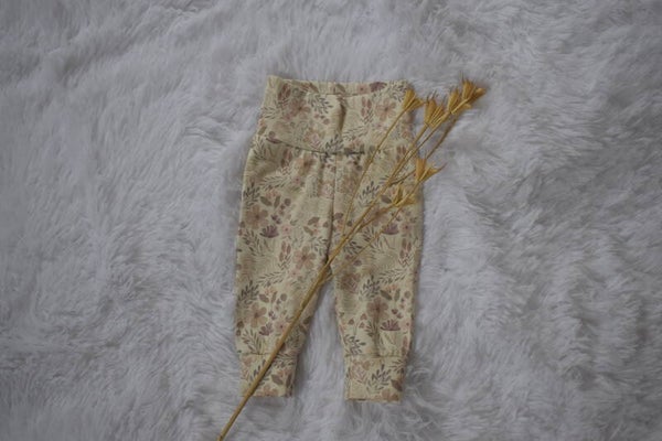 Babybroekje beige bosplanten