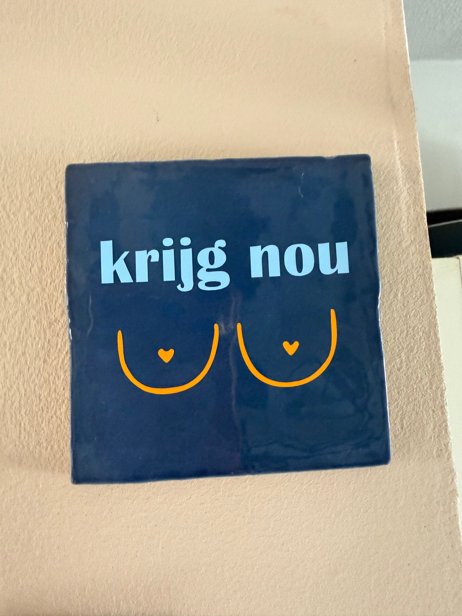 Krijg nou … tegeltje