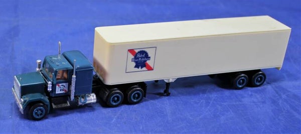 Herpa 1/87 H0 Chevy Bison truck met oplegger ‘Pabst Bier Blue Ribbon’.