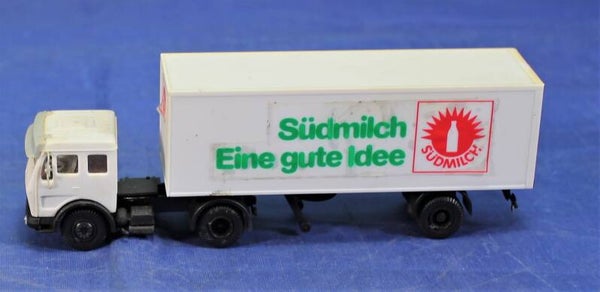 Kibri 1/87 H0 Mercedes Benz 1219 truck met oplegger ‘Südmilch’.