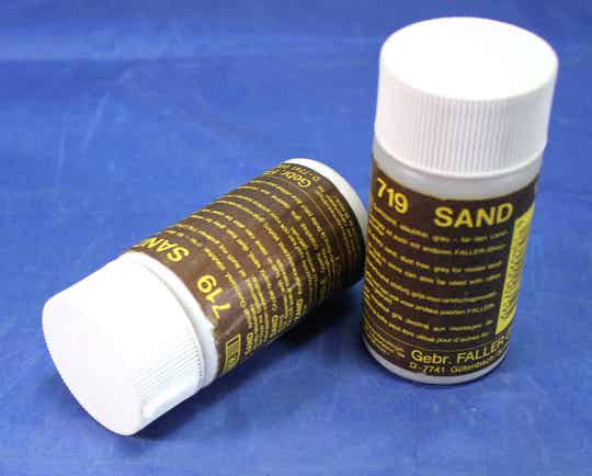 Faller 719 twee strooibussen grijs Krista kwartszand.