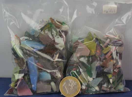 225 gram gekleurd glas.