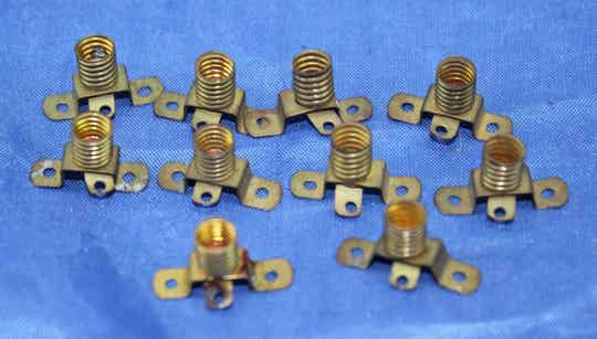 Modelbaan verlichting: Tien koperen lamphouders.