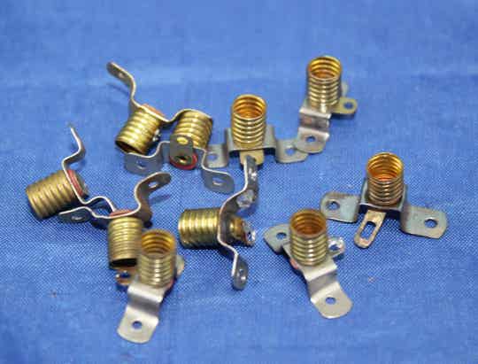 Modelbaan verlichting: Tien lamphouders van metaal.