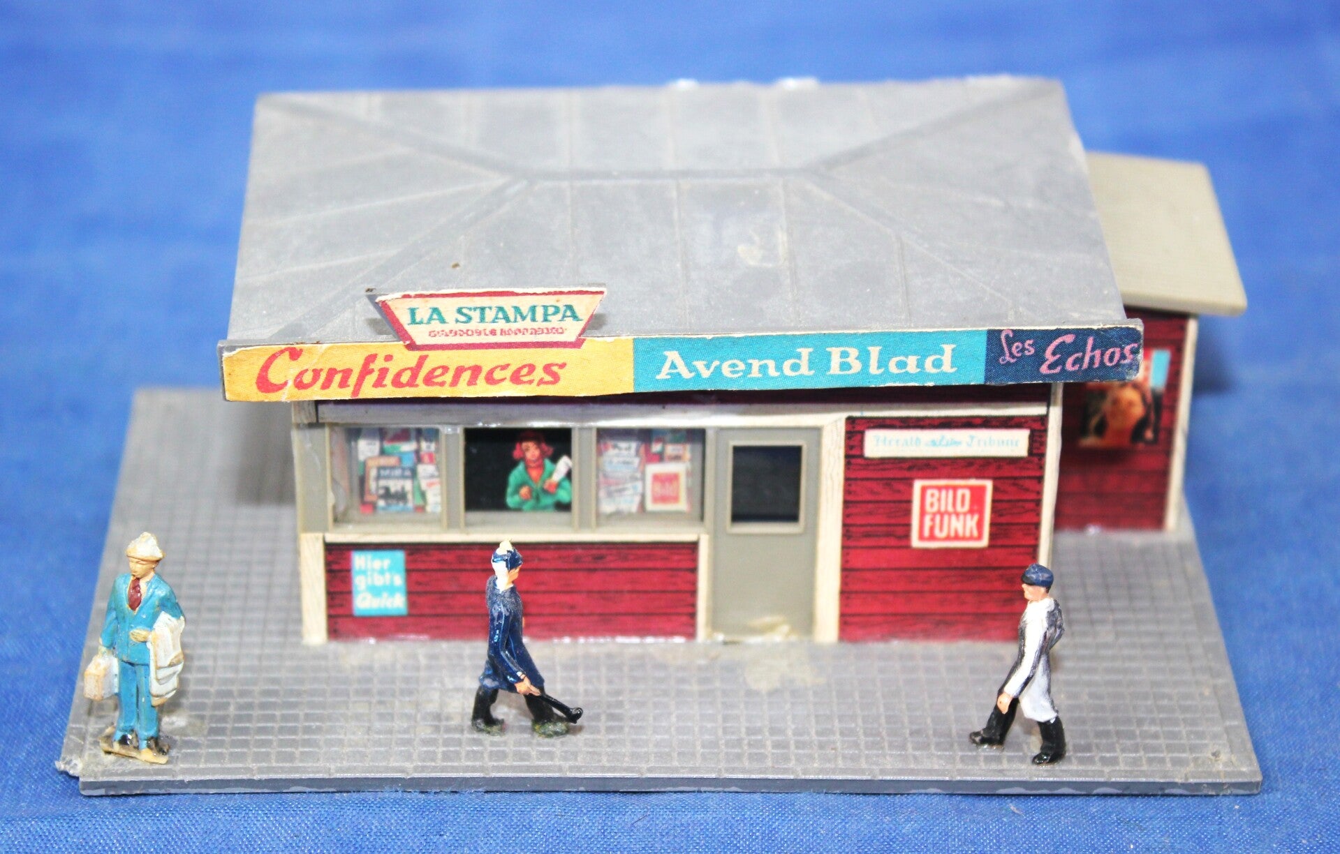 Pola H0 538 Kiosk met figuurtjes.