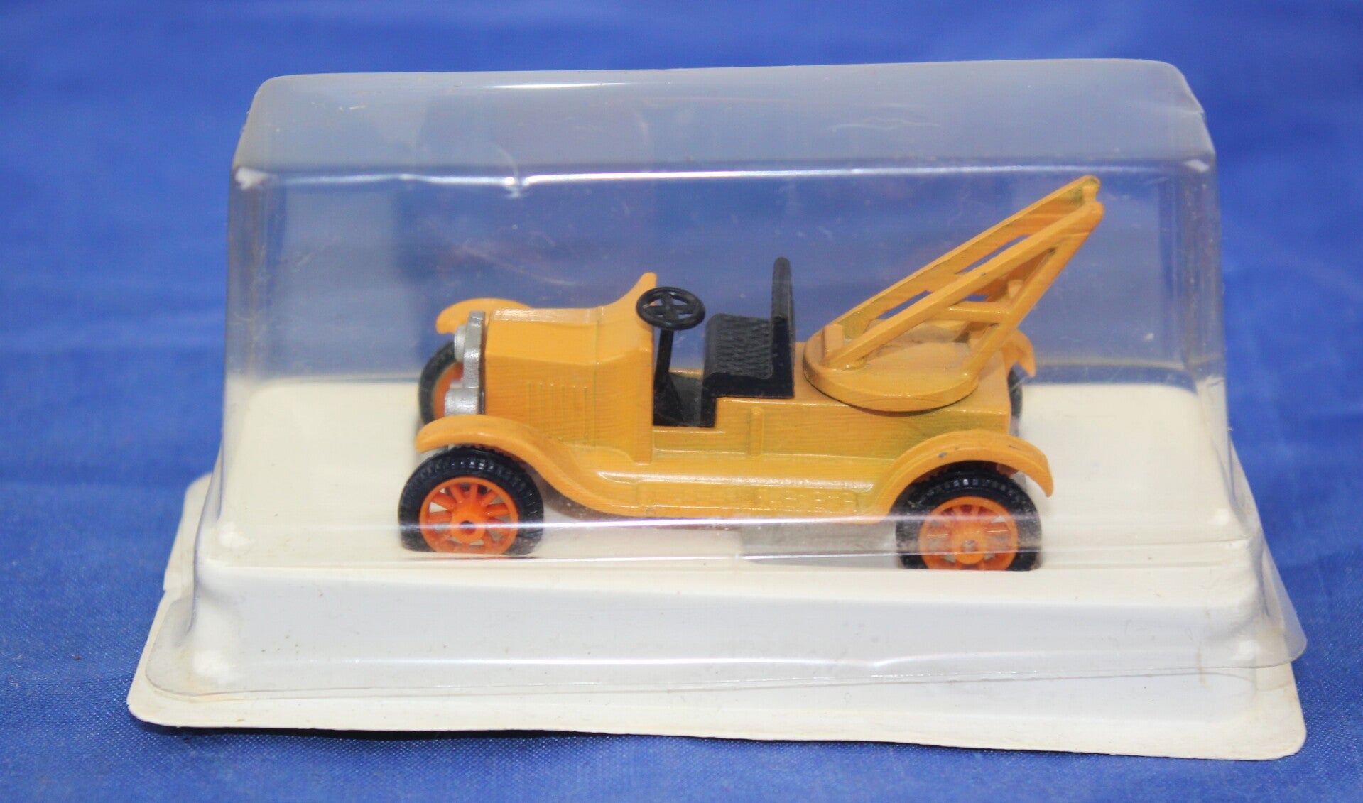 Efsi Toys 1/87 Gele T-Ford 1919 takelwagen (tow truck).