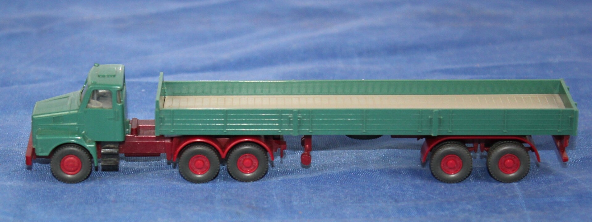 Wiking H0 519/4 Volvo N 10 Truck met open bak trailer.