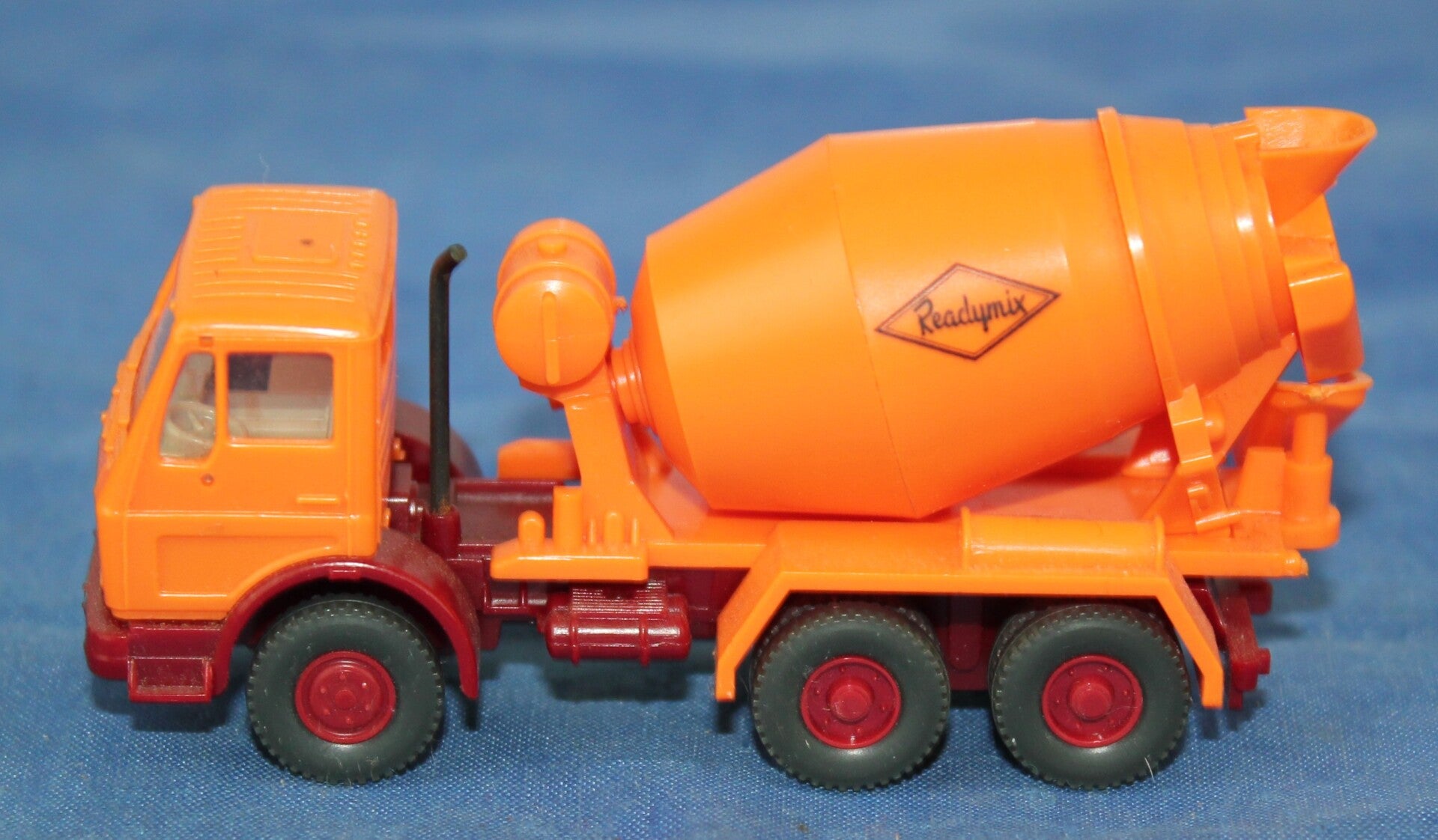 Wiking H0 681/1 MB 2224 Beton mixer ‘Readymix’.