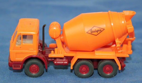 Wiking H0 681/1 MB 2224 Beton mixer ‘Readymix’.