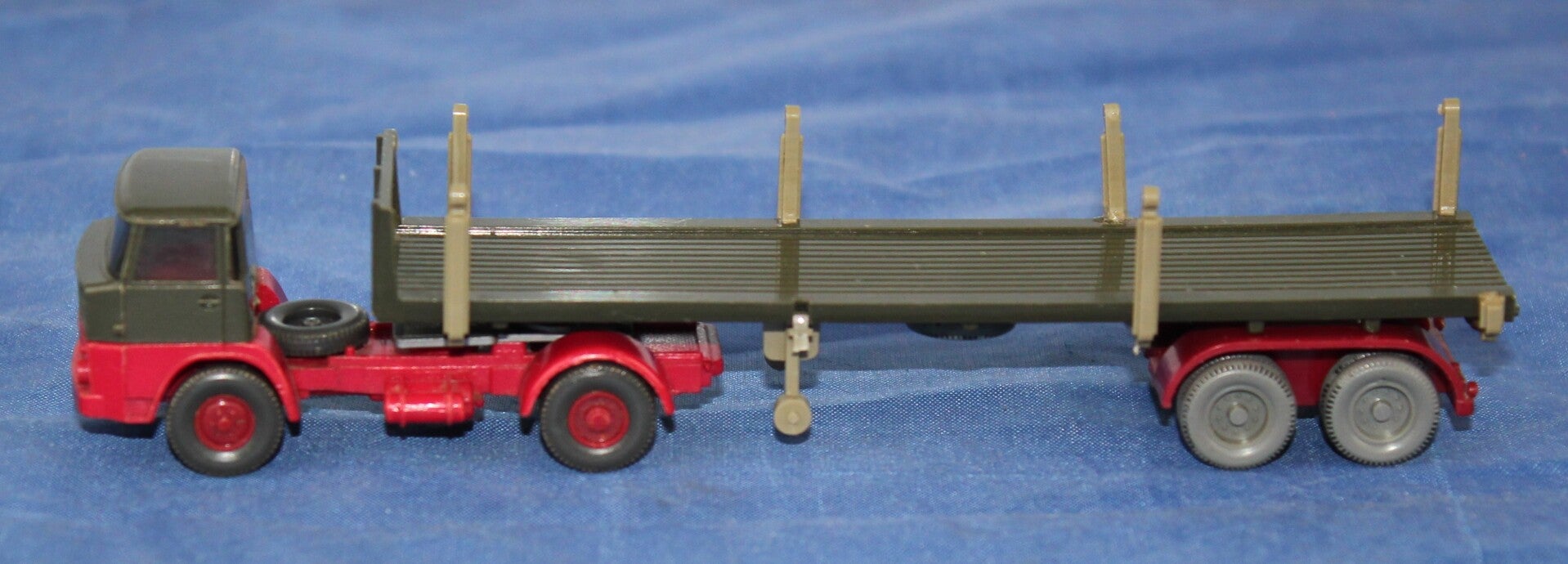 Wiking H0 518/2 Henschel HS 16 Truck met rongentrailer.