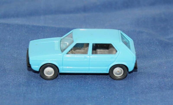 Wiking H0 44/2 VW Golf 1, vier deuren, hellblau.
