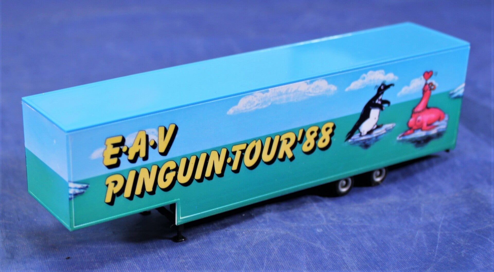 Herpa 1/87 142601 trailer E.A.V Pinguïn Tour ’88.