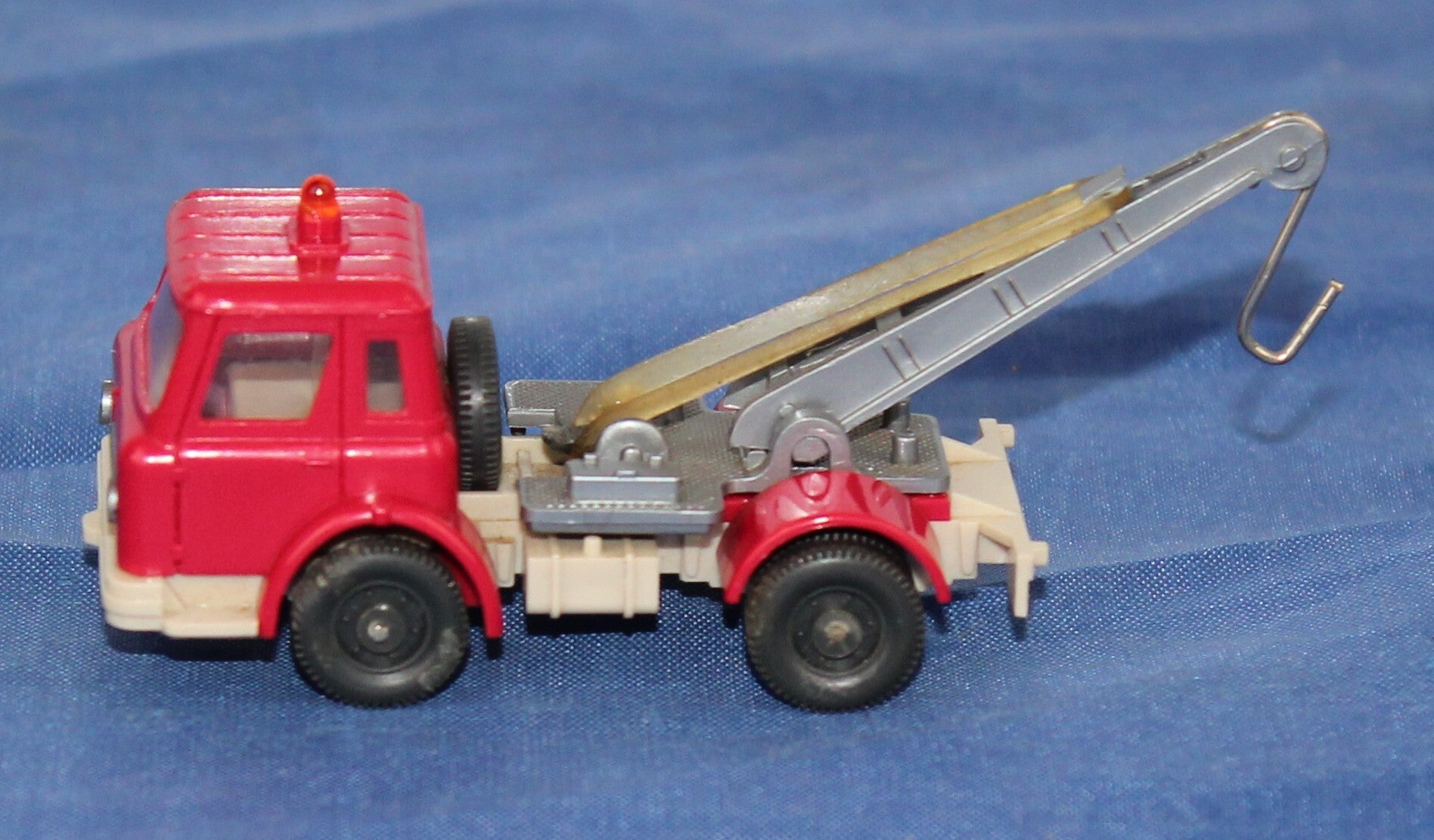 Wiking H0 631/4 International Harvester Sleepwagen (elfenbein).