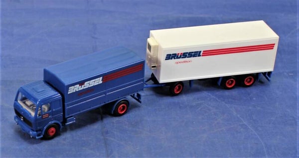 Herpa 1/87 HWE 0215 Mercedes vrachtwagen met huif en koelaanhanger.