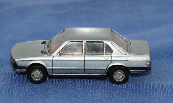 Herpa H0 8041 BMW 528i limousine.