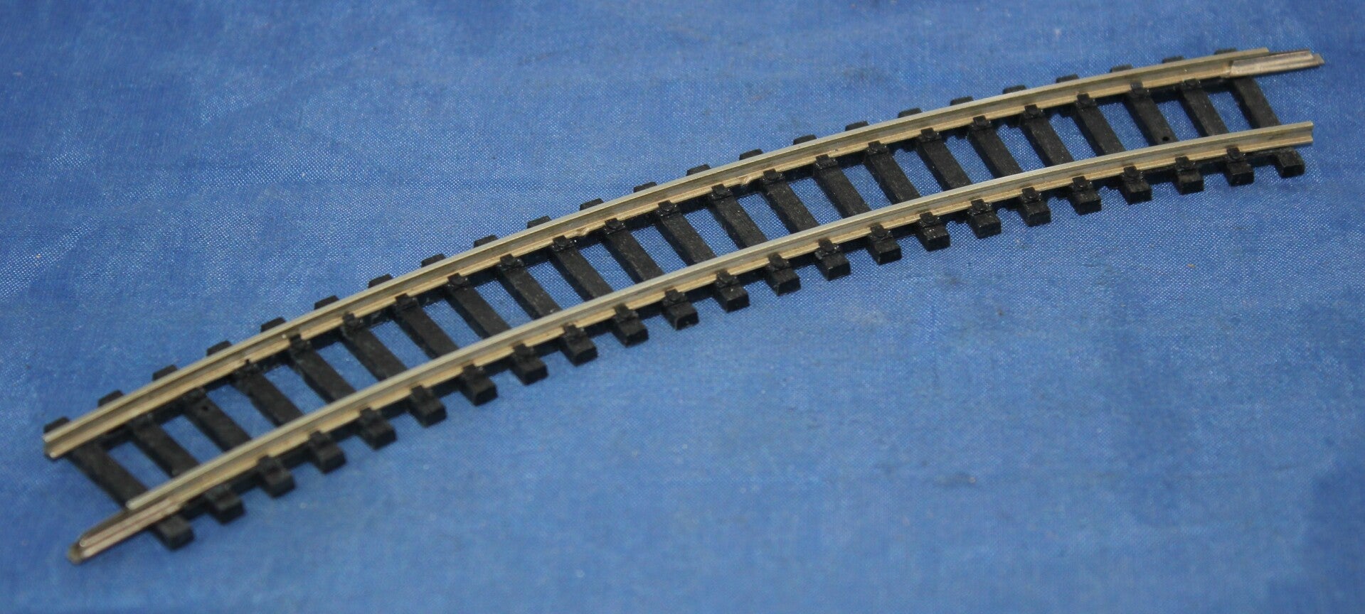 Trix H0 4212 gebogen rail.