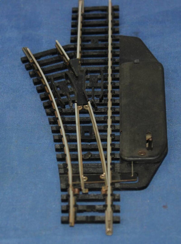 Trix H0 4351 handbediende wissel links uitgaand.