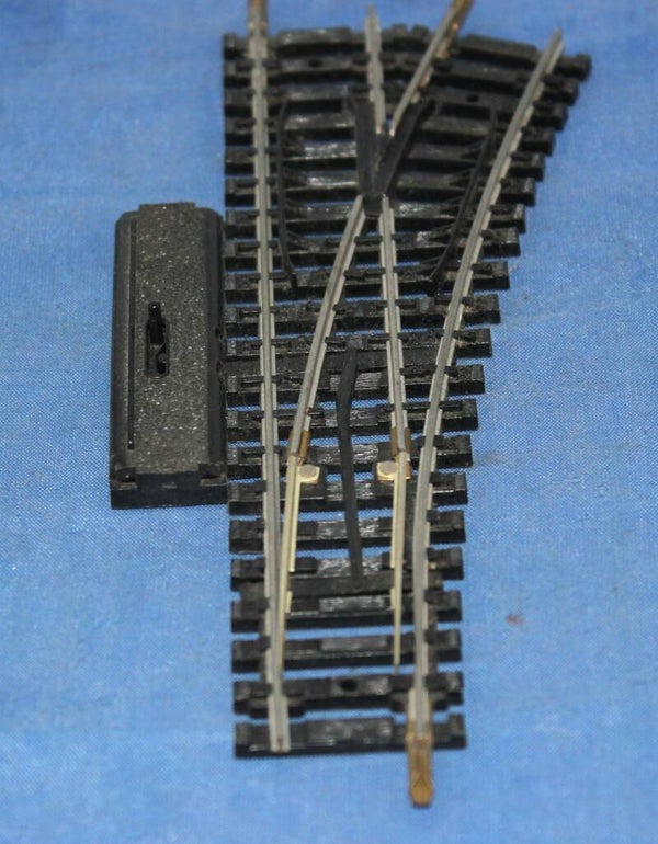 Jouef H0 4084 handbediende wissel, rechts uitgaand.