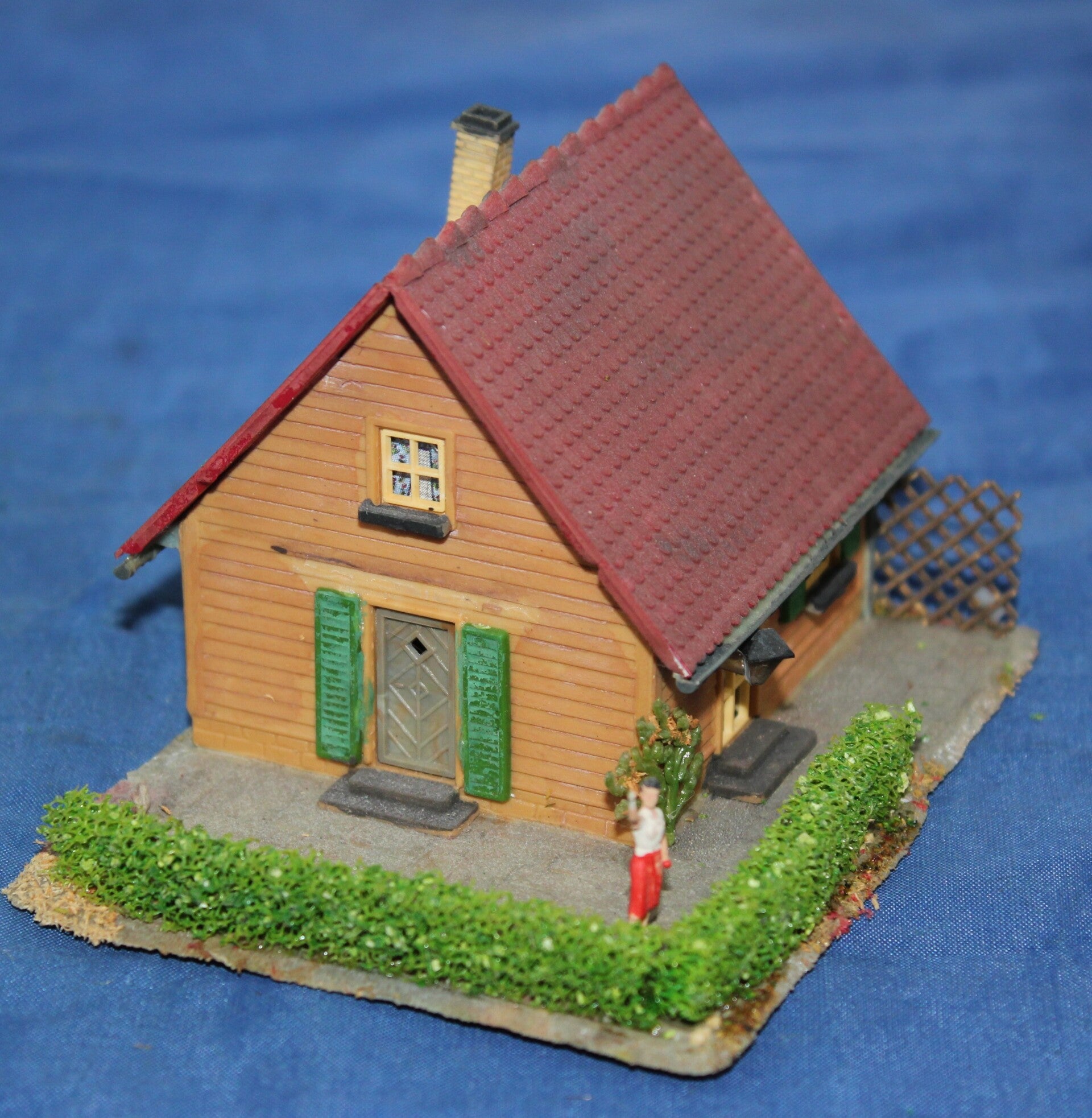 Faller H0 B-259 woonhuis met figuurtje en heg
