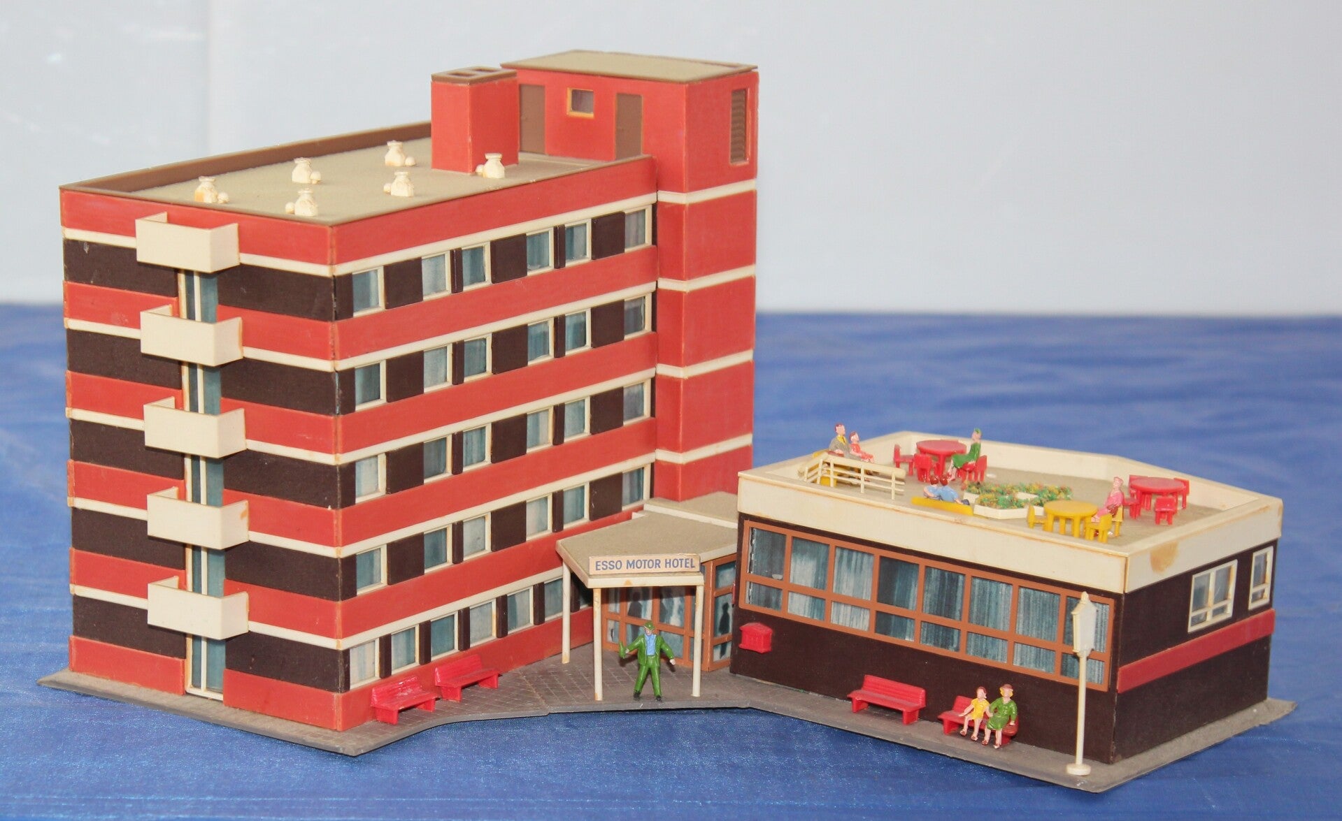 Kibri H0 8240 Esso motor hotel met restaurant.