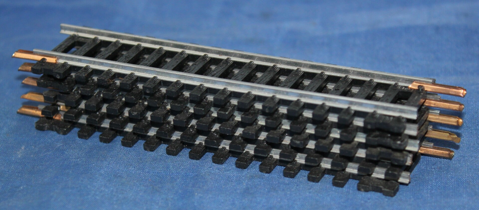 Lima H0 40 3021/N vijf rechte raisl 111 mm (1/2 lengte).