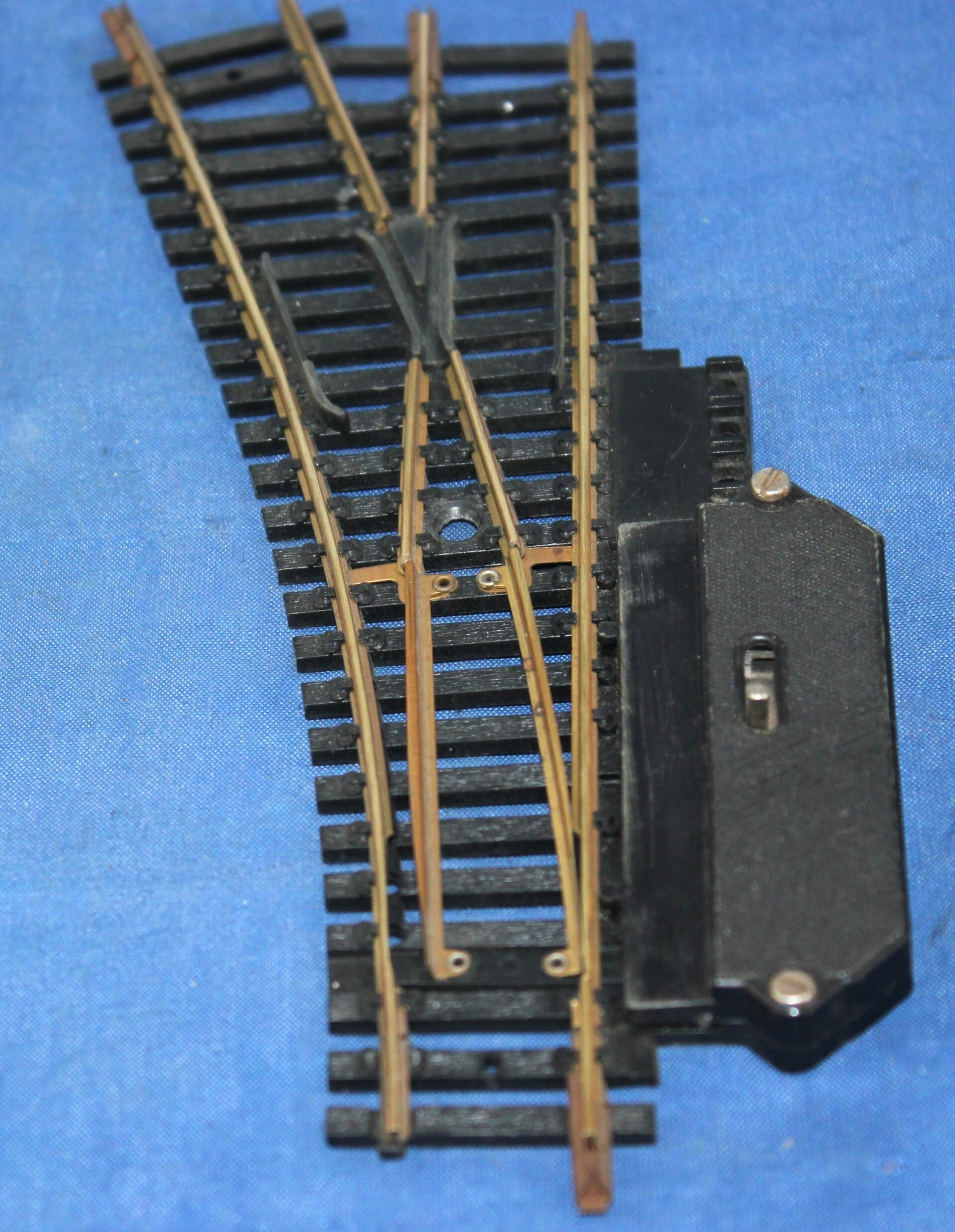 Lima H0 N 3051 <18° messing ZW wissel links uitgaand.