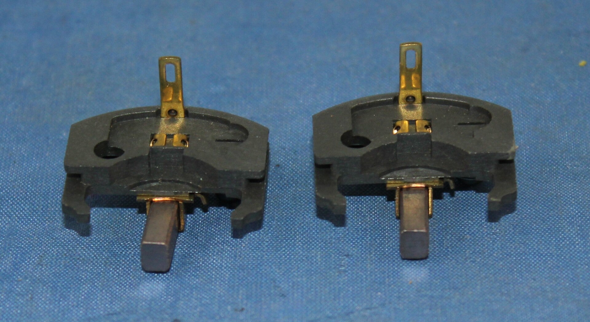 Carrera Modelltechnik 91039 twee setjes koolborstel houders.