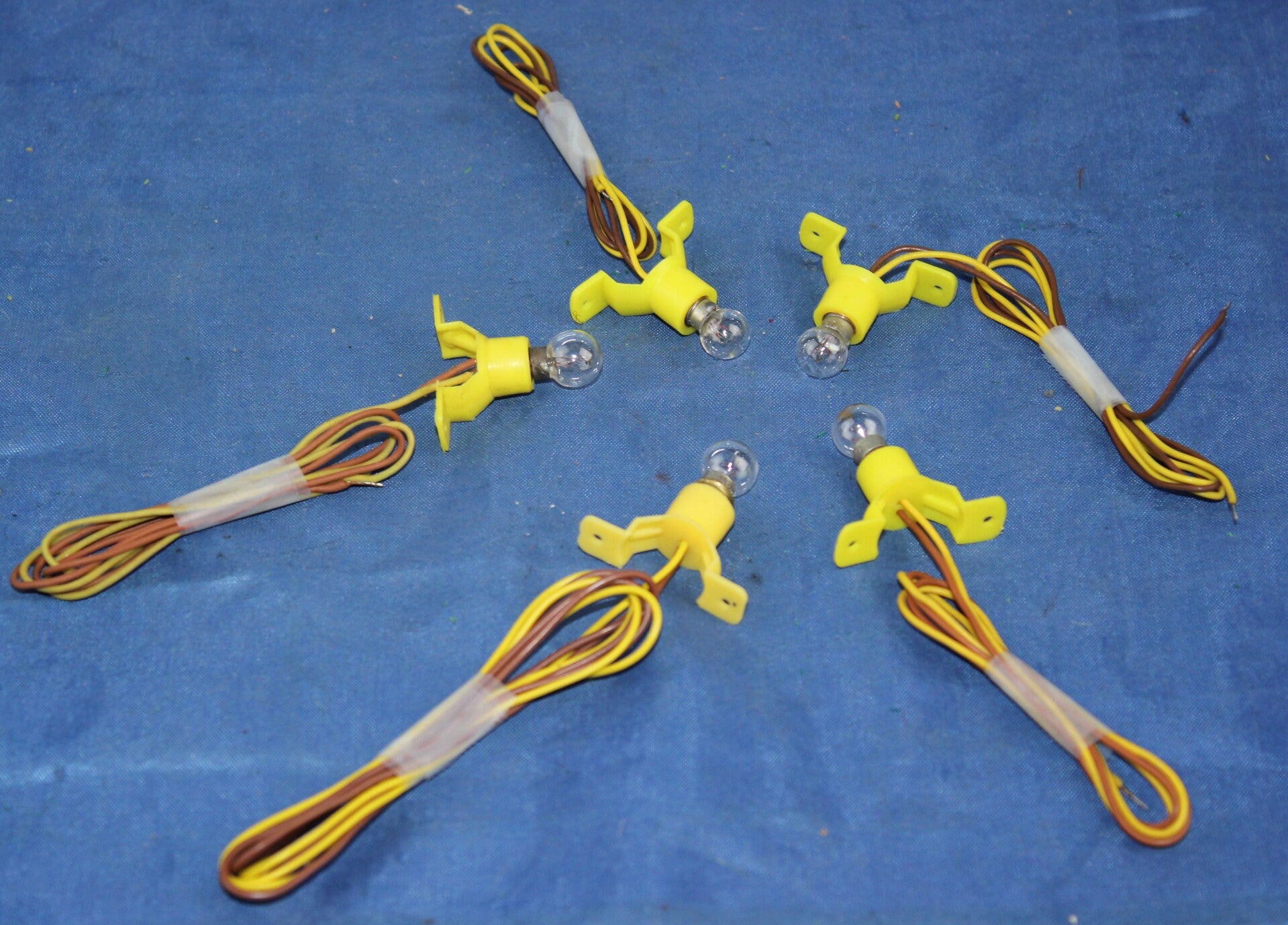 Busch modelbaan verlichting 4280 vijf lampjes met sokkel en draad.