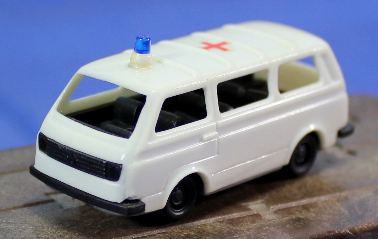 Vintage H0 1/87 VW bus ambulance voor personen vervoer.