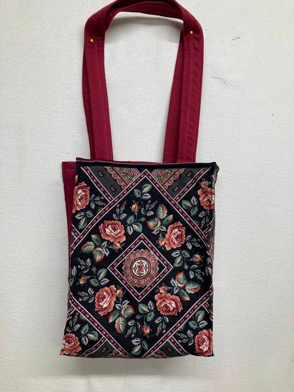 A Touch of Roses Tote bag
