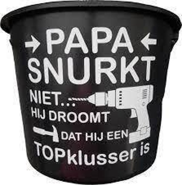 ...snurkt niet hij droomt dat hij een topklusser is emmer
