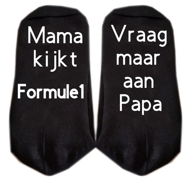 mama kijkt formule 1 vraag maar aan papa sokken