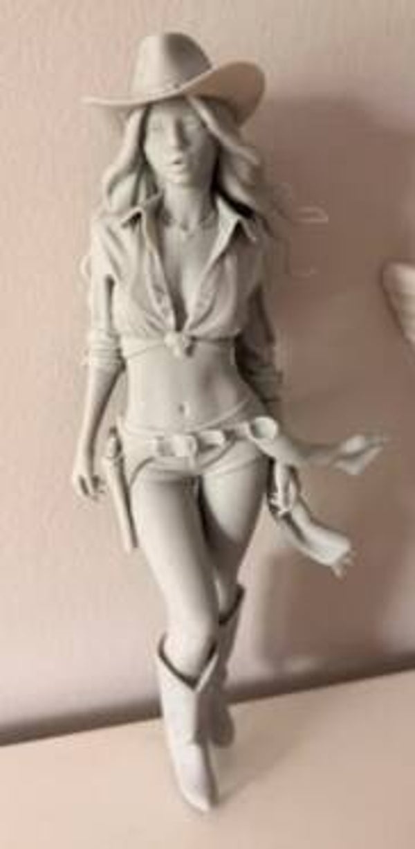 Figurine femme cowgirl en résine grise – Modèle brut non peint