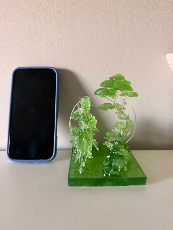 Figurine d’une femme japonaise avec paysage en résine translucide verte