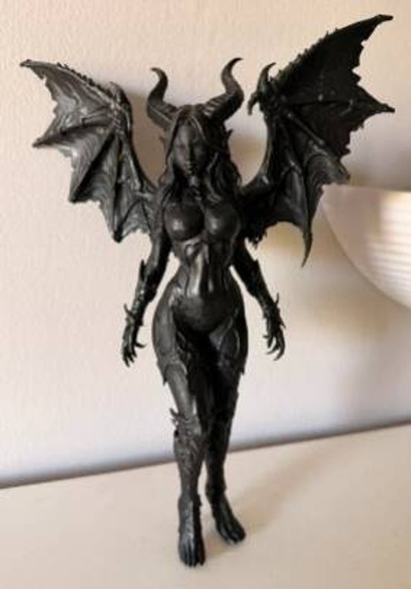 Magnifique figurine noire mate d’une succube guerrière